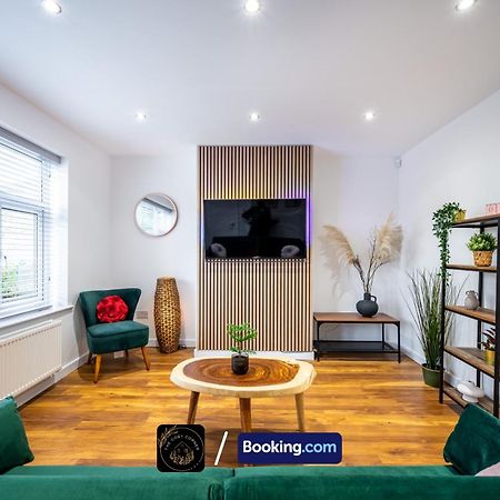 マンチェスターCosy 3-Bed House, Garden & Free Parking In Stretfordアパートメント エクステリア 写真