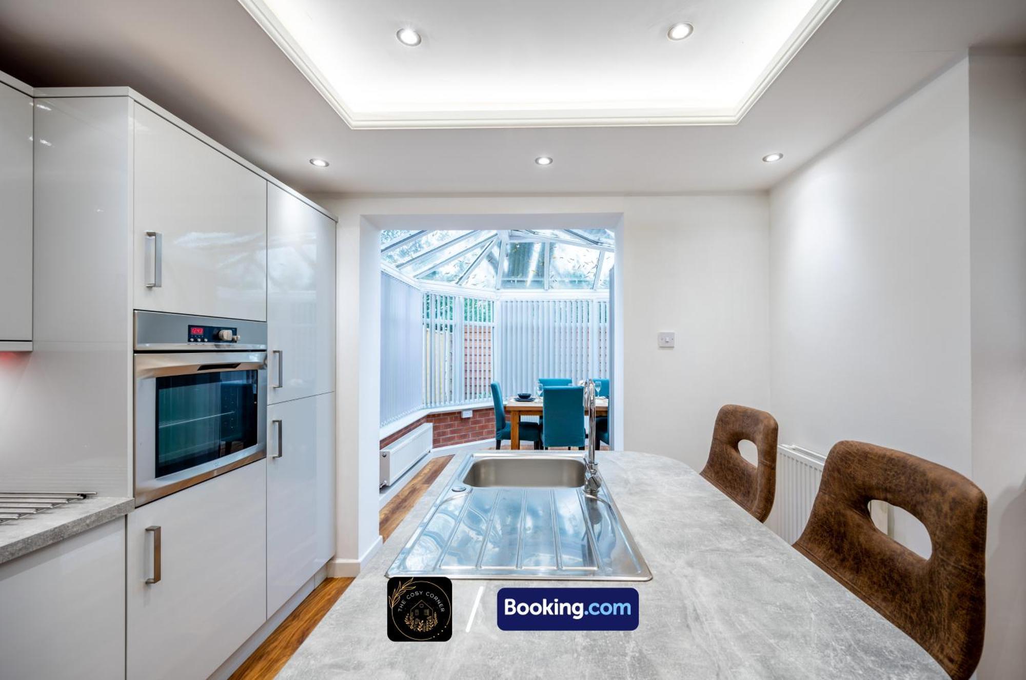 マンチェスターCosy 3-Bed House, Garden & Free Parking In Stretfordアパートメント エクステリア 写真