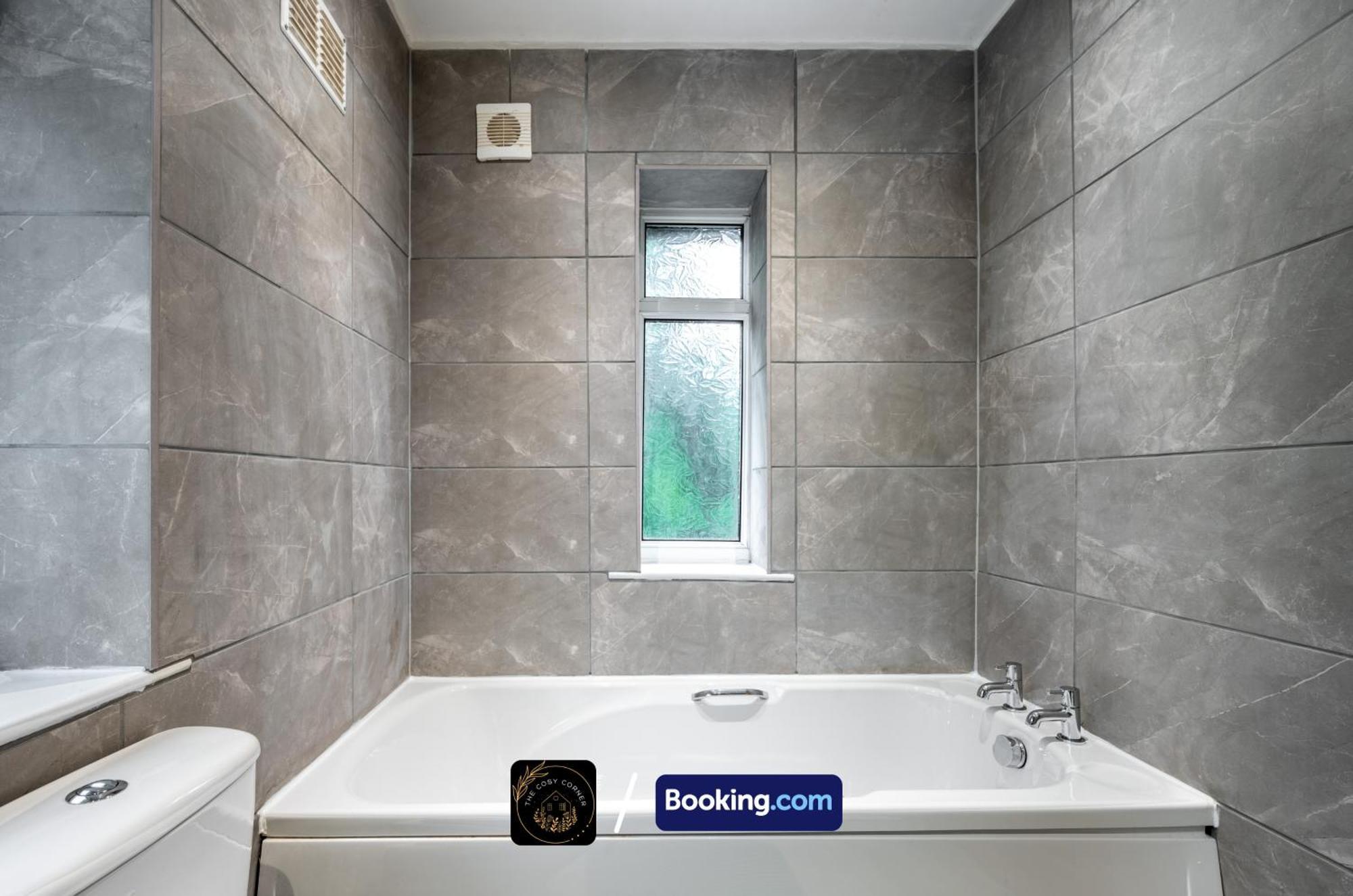 マンチェスターCosy 3-Bed House, Garden & Free Parking In Stretfordアパートメント エクステリア 写真