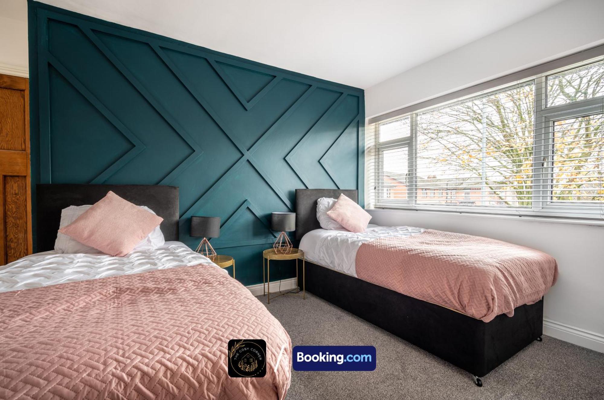 マンチェスターCosy 3-Bed House, Garden & Free Parking In Stretfordアパートメント エクステリア 写真